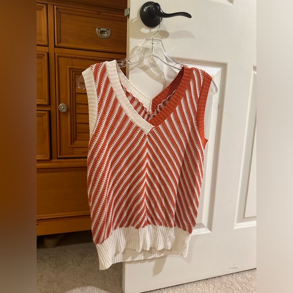 MARZXIN Women Sleeveless Sweater V Neck NWOT - Picture 2 of 3